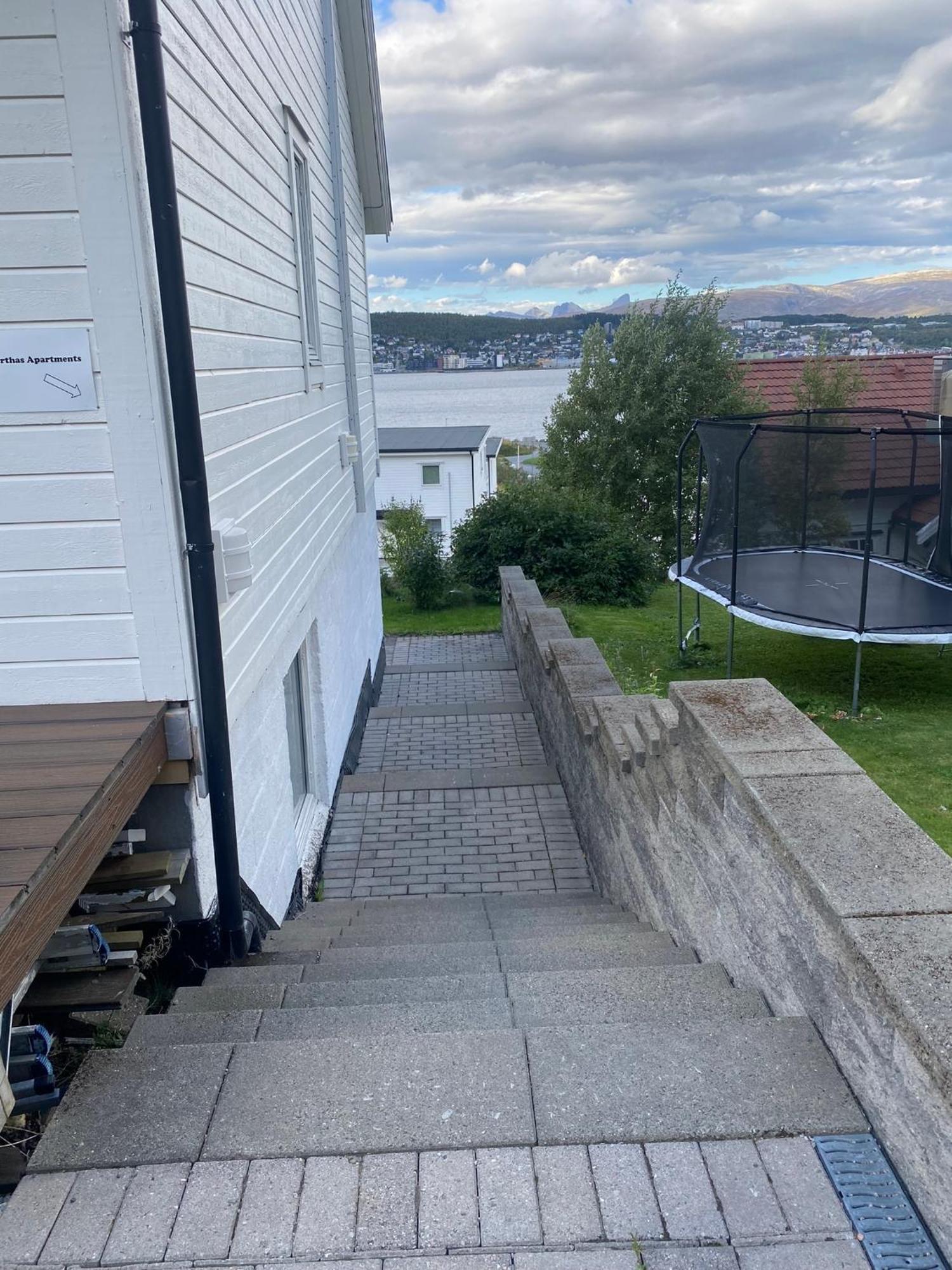Polar Cozy Apartment - With View And Free Parking トロムソ エクステリア 写真